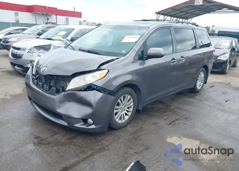 2013 Toyota Sienna Xle V6 8 Passenger z USA, uszkodzony, nr VIN 5TDYK3DC9DS360549